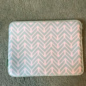 NWOT Mint Green/ White Patterned Laptop Sleeve